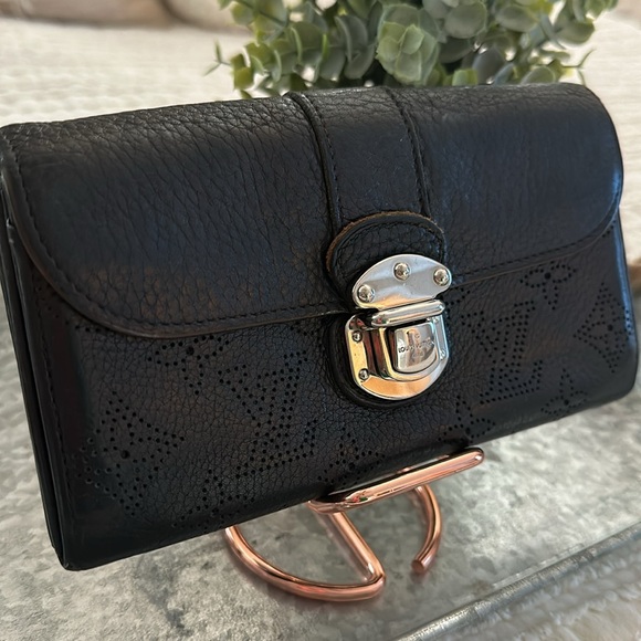Louis Vuitton Mahina Wallet - Picture 4 of 16